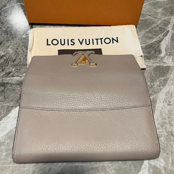 Louis Vuitton Capucines Leather Wallet in Pebble - Picture 4 of 5
